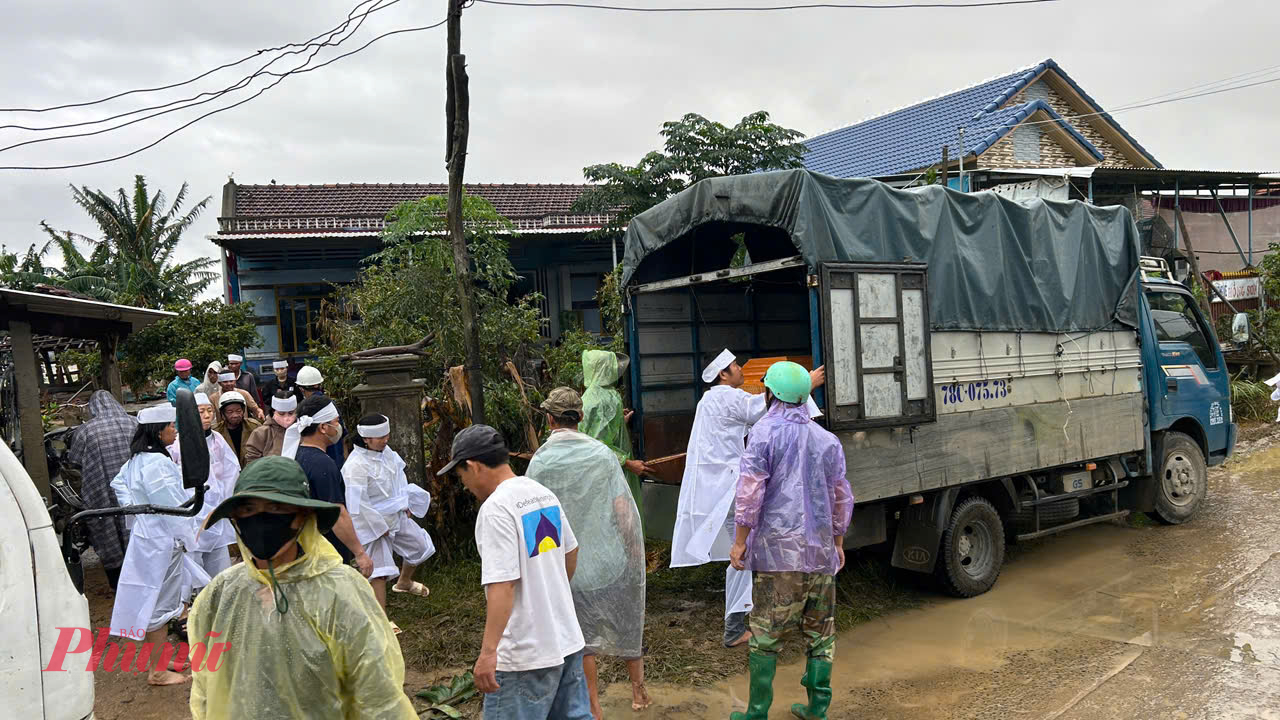 Đau lòng hơn, một số người kém may mắn đã mãi mãi ra đi trong trận thiên tai chưa từng thấy.
