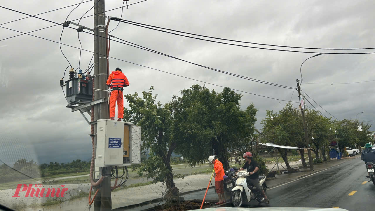 Các nhân viên điện lực cũng đang nỗ lực để khắc phục tình trạng mất điện suốt nhiều ngày nay. 