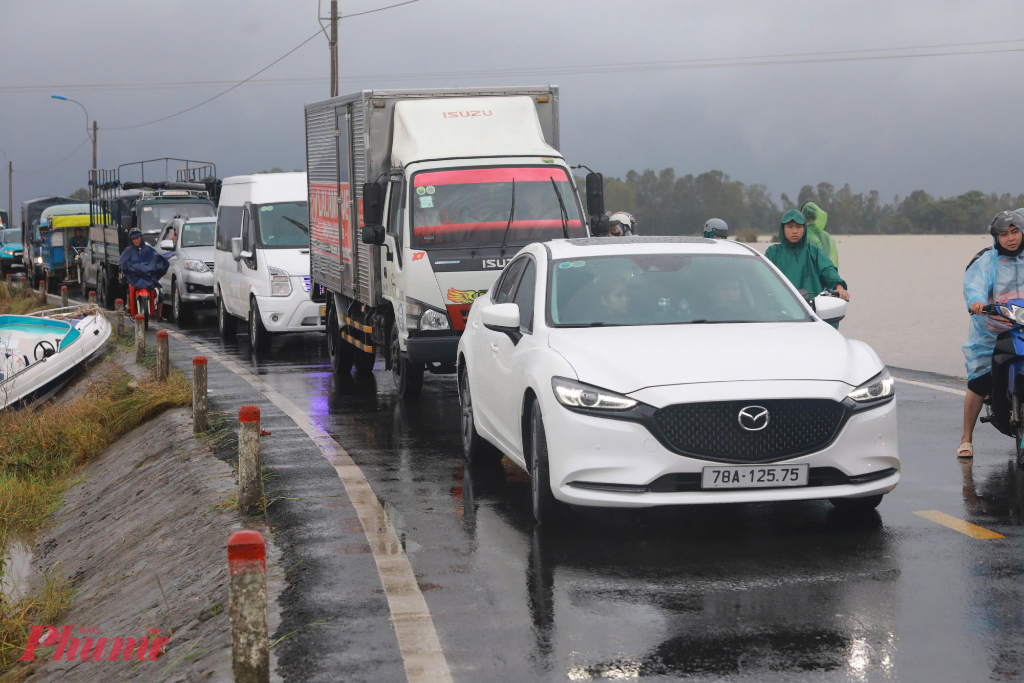 Cùng lúc đó, người dân khắp các tỉnh, thành trong cả nước cũng đang hướng về Hòa Thuận. Sáng 22/11, khi nước rút tại một số khu vực, hàng dài xe cứu trợ nối đuôi nhau tiến vào vùng rốn lũ, mang theo lương thực, nước uống và nhu yếu phẩm cho bà con.