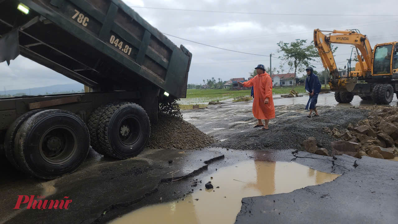 Trên tuyến đường dẫn vào xã, nhiều đoạn bị hư hỏng, sạt lở nghiêm trọng. Các lực lượng chuyên môn đang khẩn trương tập trung máy móc, phương tiện để sửa chữa, khắc phục nhằm đảm bảo giao thông.