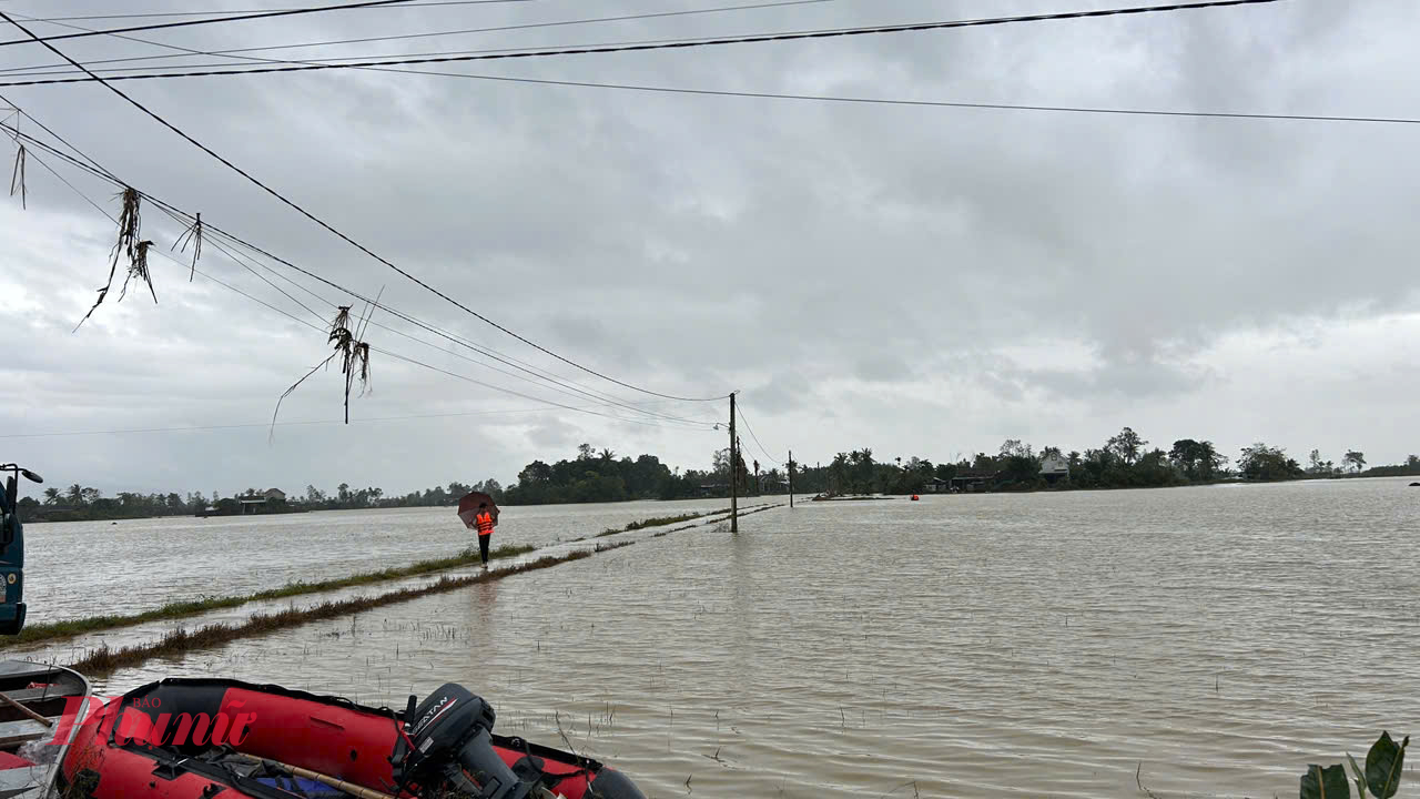 Nhiều diện tích đất sản xuất nông nghiệp vẫn ngập sâu trong nước.