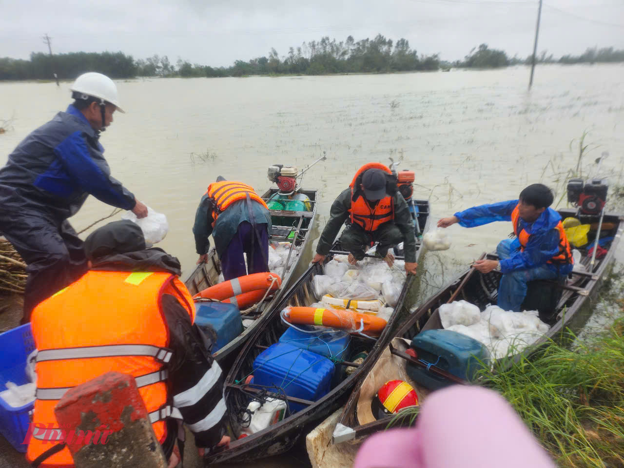 Chia sẻ với những mất mát ấy, chính quyền các cấp tỉnh Đắk Lắk đang huy động tối đa lực lượng, triển khai nhiều giải pháp hỗ trợ để giúp người dân sớm khắc phục hậu quả, ổn định cuộc sống.