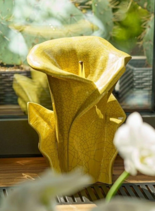 Một chiếc bình đựng tro cốt được thiết kế như hoa loea kèn 