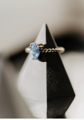 Một chiếc nhận kim cu7o7ngbe6n trong là tro cốt