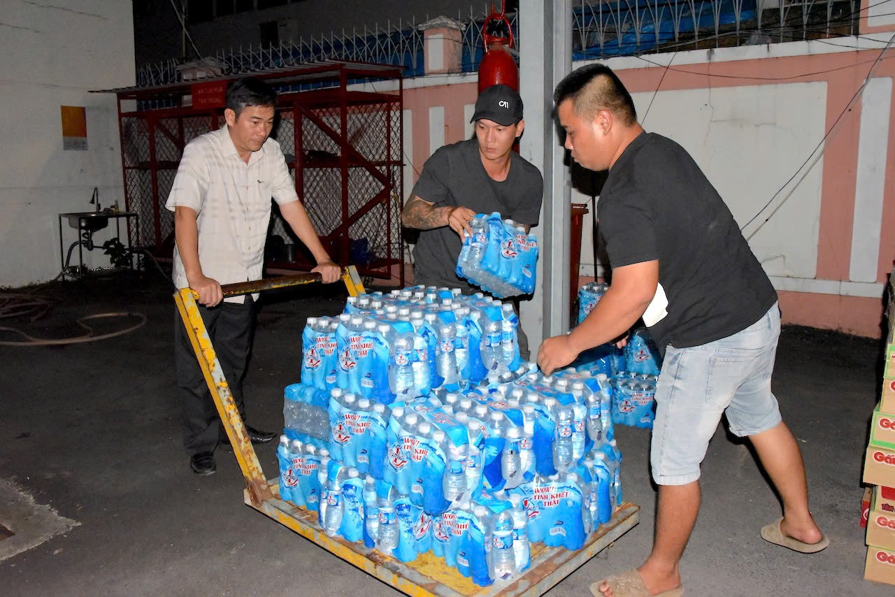 Nhiều điểm quyên góp được bổ sung, hàng cứu trợ từ TPHCM ra miền Trung - Ảnh: Thanh Tâm