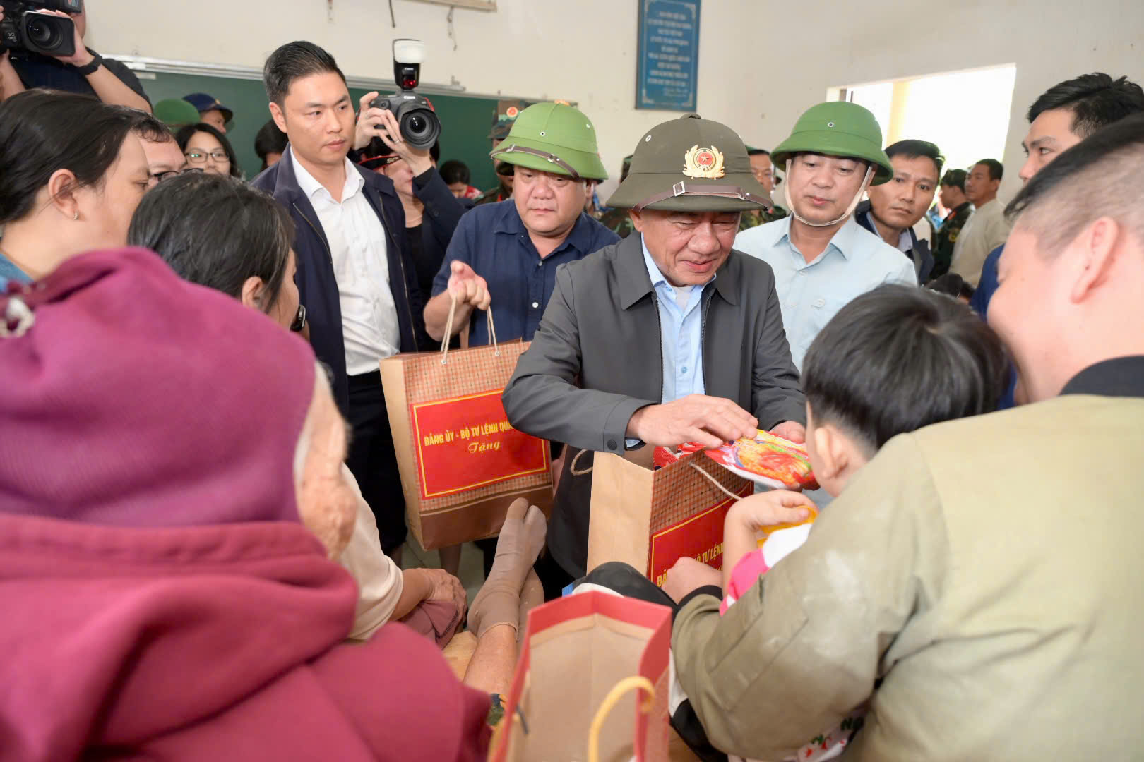 Thường trực Ban Bí thư Trần Cẩm Tú thăm hỏi, động viên và trao quà hỗ trợ người dân tại điểm di dân tạm thời thuộc xã Diên Điền.