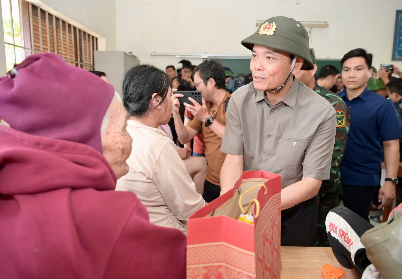 rần Lưu Quang - Bí thư Trung ương Đảng, Bí thư Thành ủy TPHCM - trực tiếp đến thăm người dân tại tỉnh Khánh Hòa 