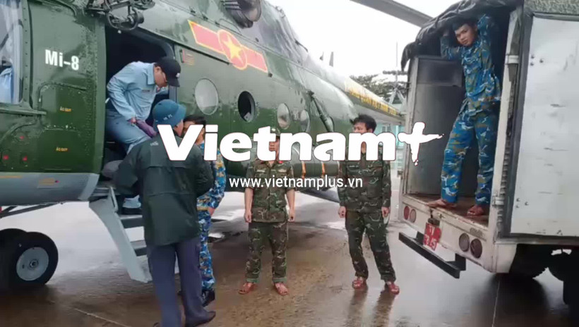 Chuẩn bị hậu cần cho đội bay tiếp cận các xã bị lũ lụt. (Ảnh: BQP cung cấp)