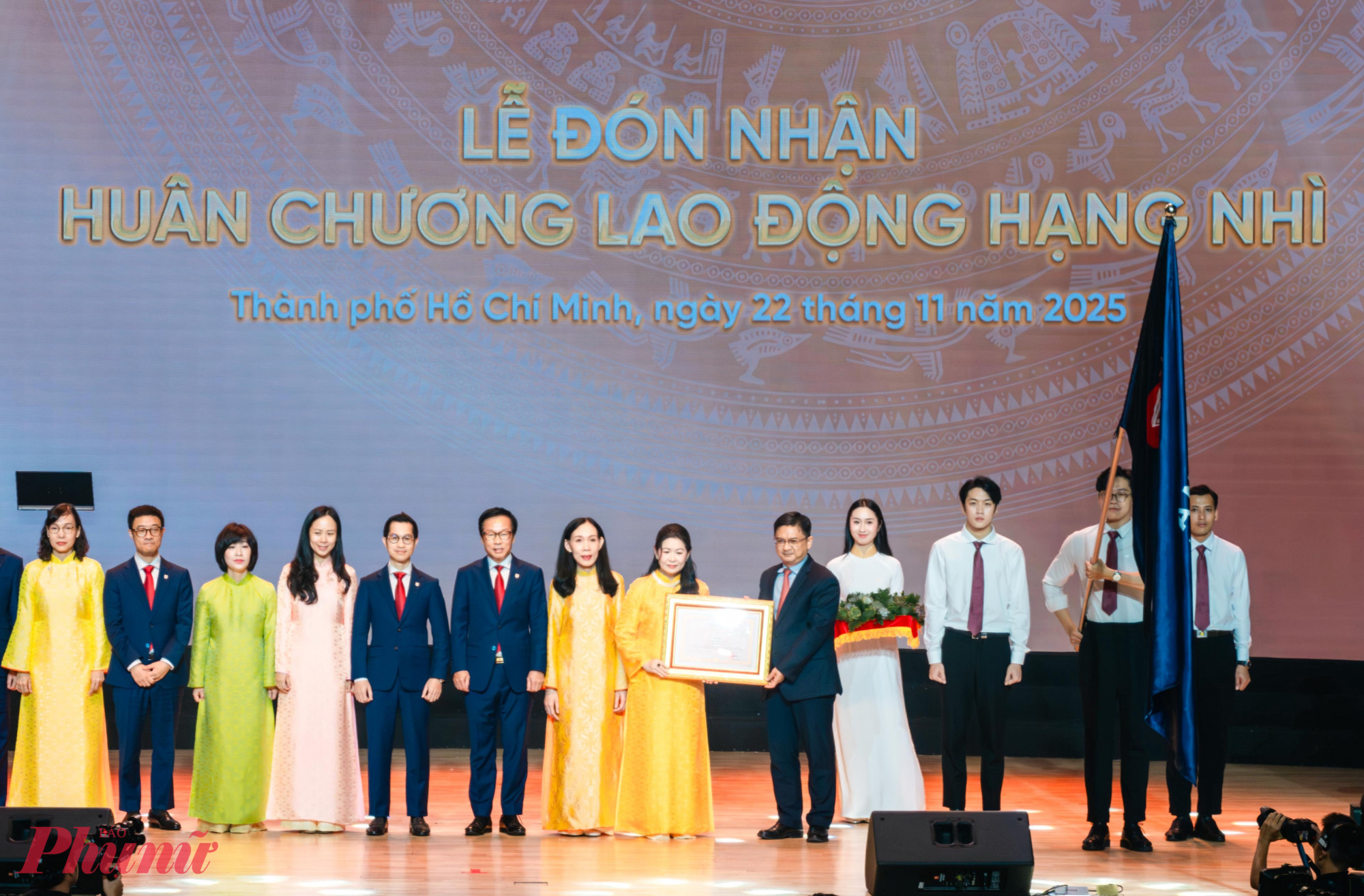 trường cũng đón nhận Huân chương lao động hạng Nhì do Chủ tịch nước trao tặng - Ảnh: N.L