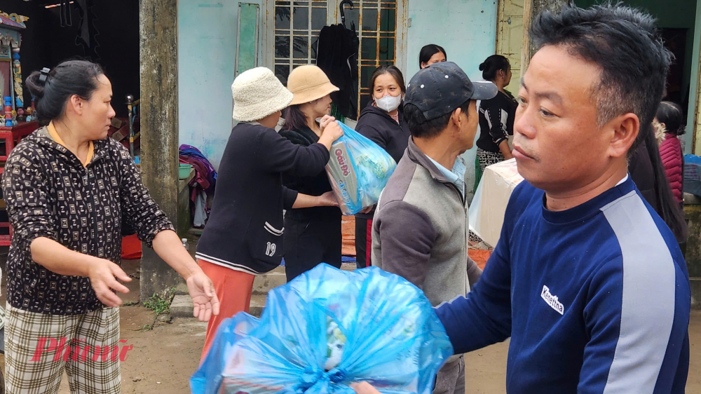 Còn bà Nguyễn Thị An tâm sự 'Dù mình bị thiệt hại nặng nhưng qua báo đài, thấy cảnh người dân nhiều nơi ở Nam Trung bộ kêu cứu, thiếu thốn từng bữa ăn, tôi không cầm lòng được. Của ít lòng nhiều, tôi muốn chia sẻ chút khó khăn này với bà con trong đó' - bà An trải lòng.