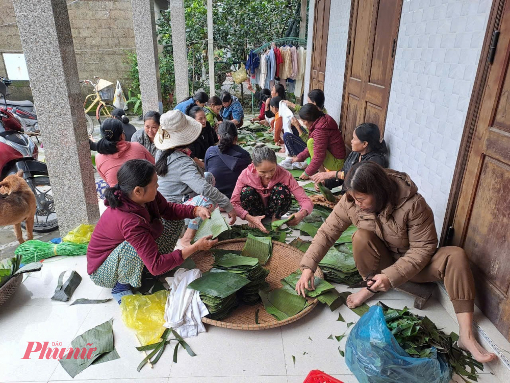 Huế từng trải qua lụt năm 1999, nên hiểu cái đau đó. Nghe tin Nam Trung Bộ gặp nạn là ai cũng đứng ngồi không yên”, anh Cườm nói, tay vẫn thoăn thoắt cột dây bánh. “Mình không giúp được nhiều, nhưng mỗi người một tay, gom lại cũng thành hơi ấm gửi vào cho bà con”. Bà Nguyễn Thị Hương người tham gia gói bánh tét tâm sự