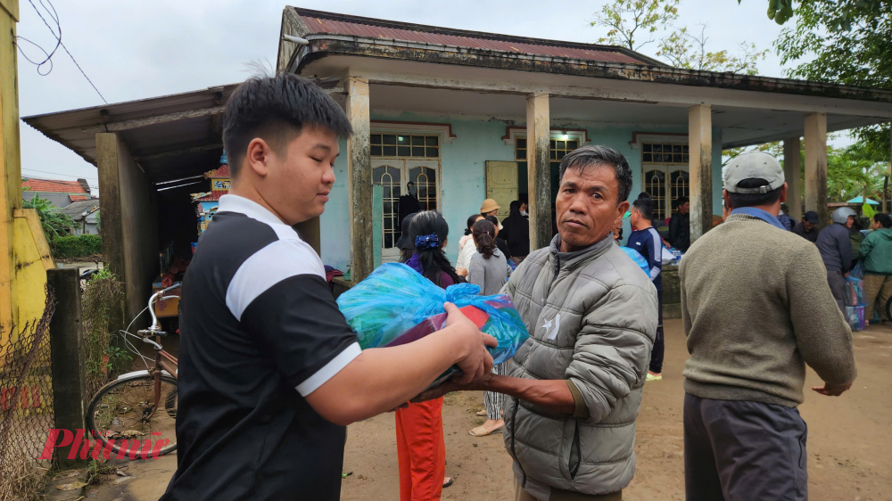Còn tại , tại Nhà Văn hóa cộng đồng tổ dân phố Giáp Đông, phường Kim Trà, TP Huế, hàng chục người dân mang mì ăn liền, gạo... đến chờ bên chiếc xe tải. 