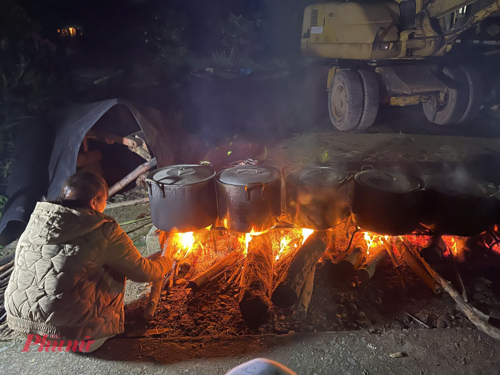 Những ngày này người dân Tổ dân phố Giáp Đông, Kim Trà (TP Huế) vấn đỏ lửa để lửa nấu bánh chưng, bánh tét Bà con trong làng dù muộn, nhưng vẫn nấn ná ngồi lại, để mong góp sức thổi bếp, sáng mai bánh chín kịp đưa lên xe.