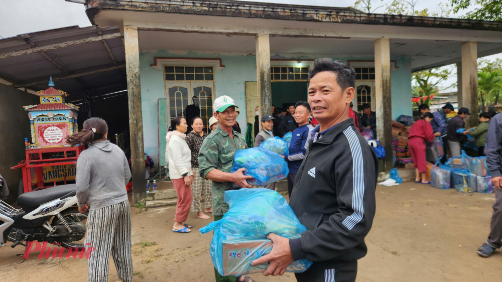 Nơi đây vừa trải qua 4 cơn lũ liên tiếp từ ngày 21/10, nhiều nhà bị nước ngập tới nóc, tài sản hư hại nặng nề. 