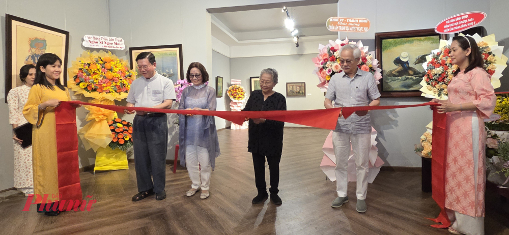 Nghi thức cắt băng khai mạc triển lãm - Ảnh: Ngọc Tuyết