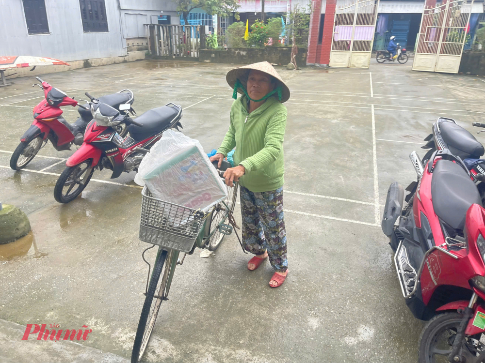 Riêng Huế vừa trải qua 4 trận lũ lịch sử nhưng với tấm lòng lá rách ít đùm lá rách nhiều, tinh thần tương thân tương ái bà con rốn lũ làng Triều Sơn Đông phường Hóa Châu đã tự nguyện quyên góp khoảng hơn 1350 thùng mì tôm hơn 4,2 tấn gạo