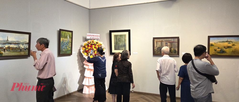 Bộ tranh được họa sĩ Ngọc Mai vẽ tại Pháp cũng thu hút nhiều sự chú ý - Ảnh: Ngọc Tuyết