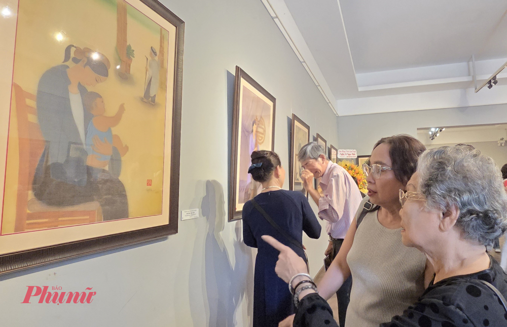 Hõa sĩ Nguyễn Thị Tâm - nguyên giảng viên Đại học Mỹ thuật TPHCM (bìa phải)