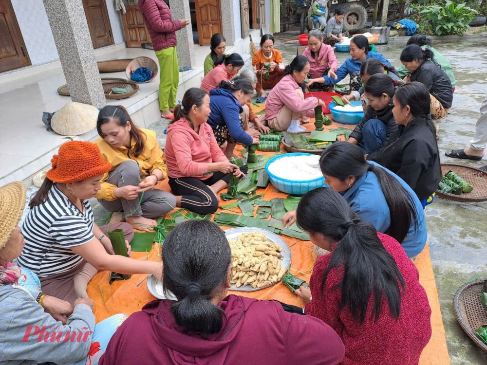 Sau một ngày phát động, thôn đã gói được 800 đòn bánh tét, quyên góp hơn 1,23 tấn gạo, 400 thùng mì và vận động được hai xe tải 1,5 tấn để chở toàn bộ nhu yếu phẩm. Dự kiến sáng mai, khi bánh tét chín mềm, mọi thứ sẽ lên đường ngay.