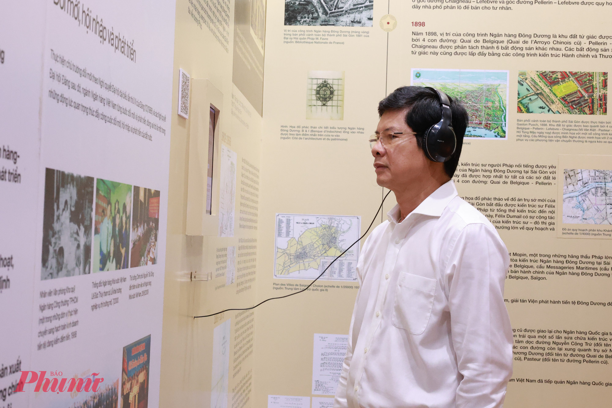 Khách tham quan có thể lắng nghe câu chuyện một cách sống động 