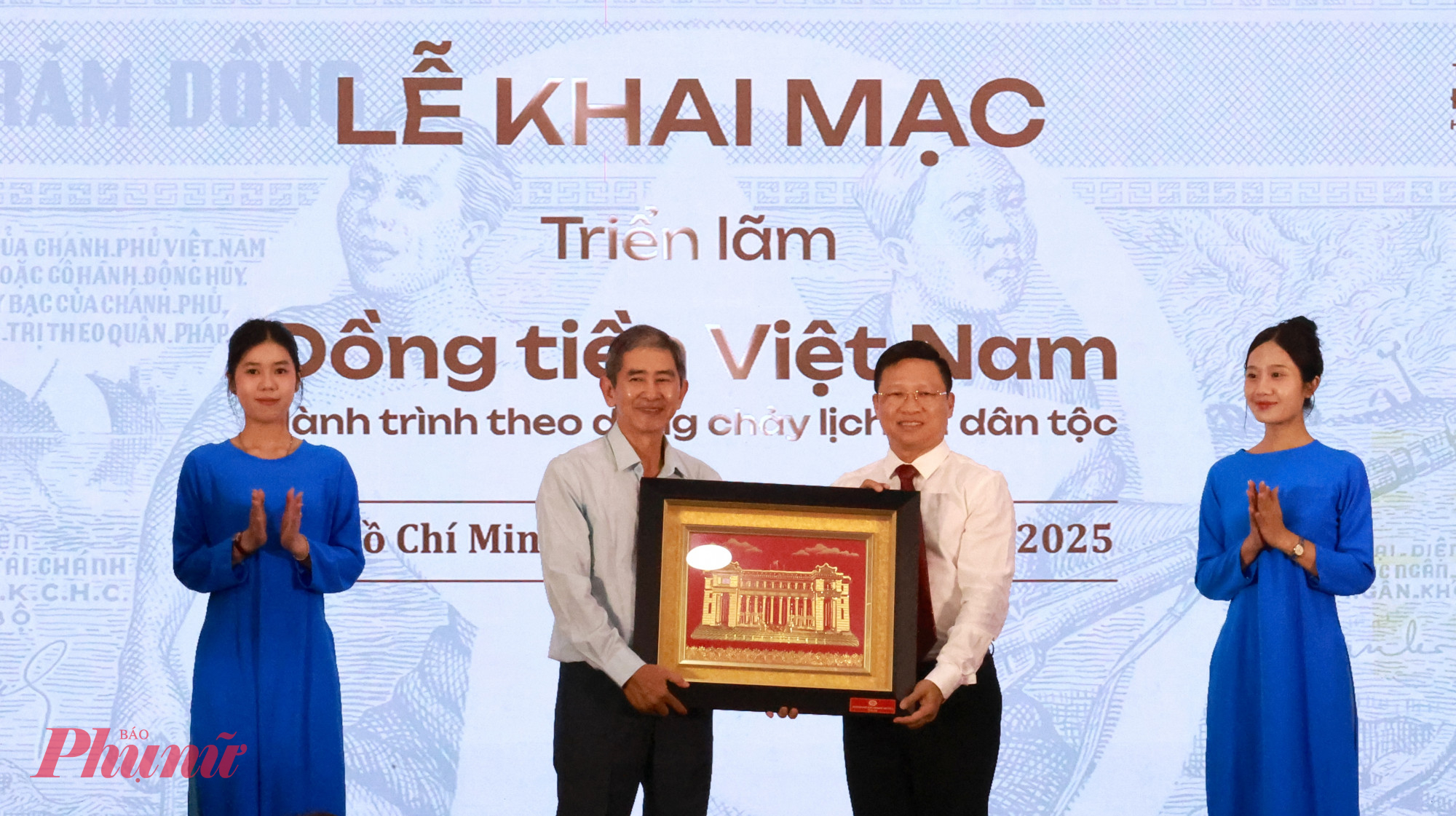 Đồng chí Võ Minh Tuấn, Bí thư Đảng ủy, Giám đốc Ngân hàng Nhà nước chi nhánh Khu vực II lên sân khấu trao hoa và thư cảm ơn cho ông Huỳnh Tấn Thành nhà nghiên cứu và sưu tập tiền Việt Nam, thành viên Ban biên soạn cuốn “Lịch sử đồng tiền Việt Nam”