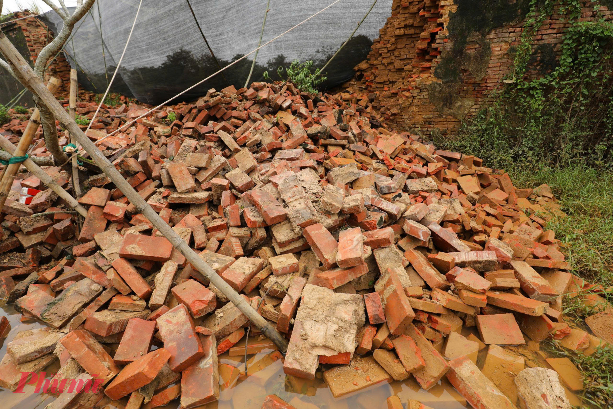 một đoàn tường thành ở phía Bắc (giáp đường Đặng Thái Thân) dài 14,2m, cao trung bình 4,3m đã bị đổ sập