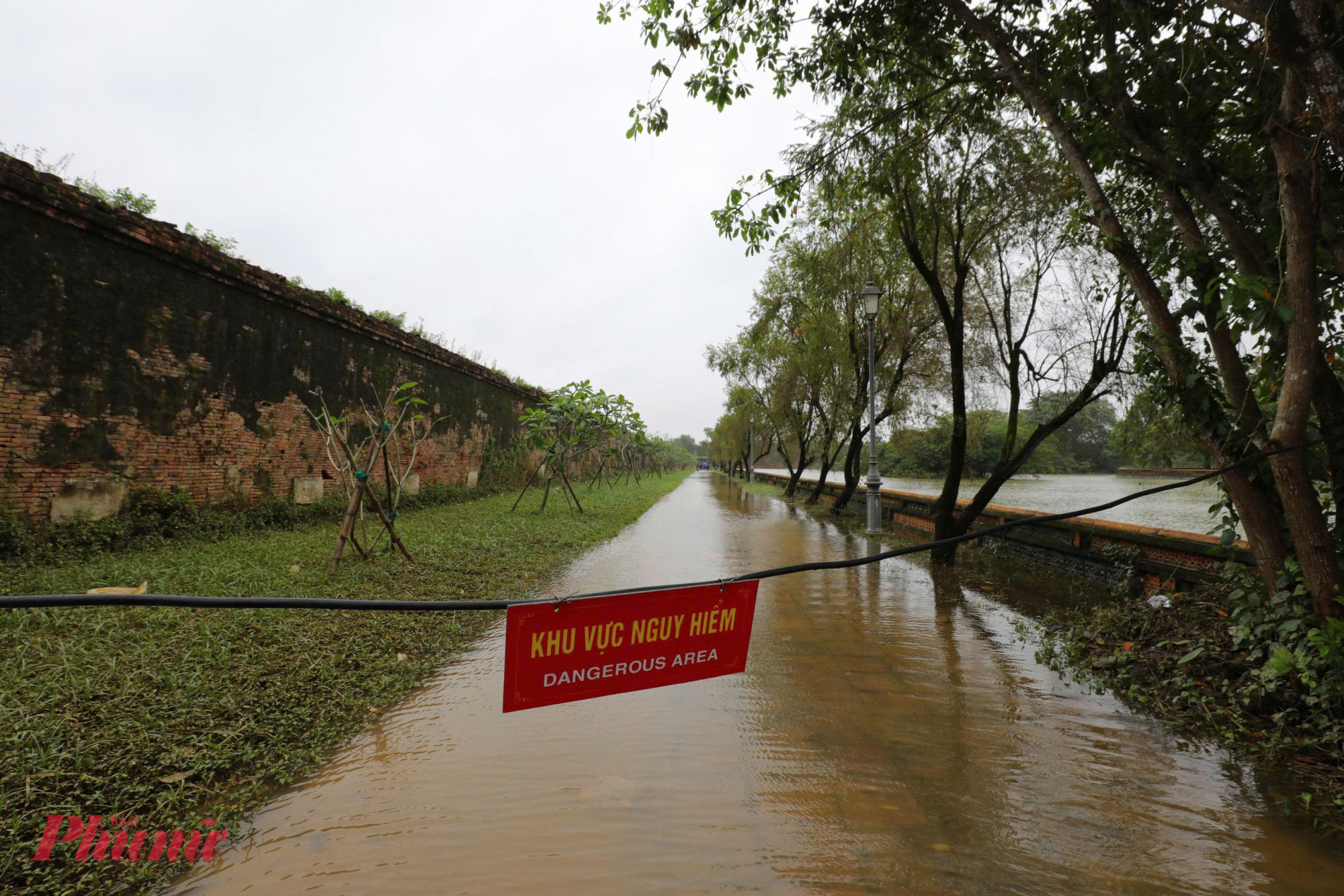 Cảnh báo nguy hiểm đã được thiết lấp tại khu vực bờ thành phía Bắc
