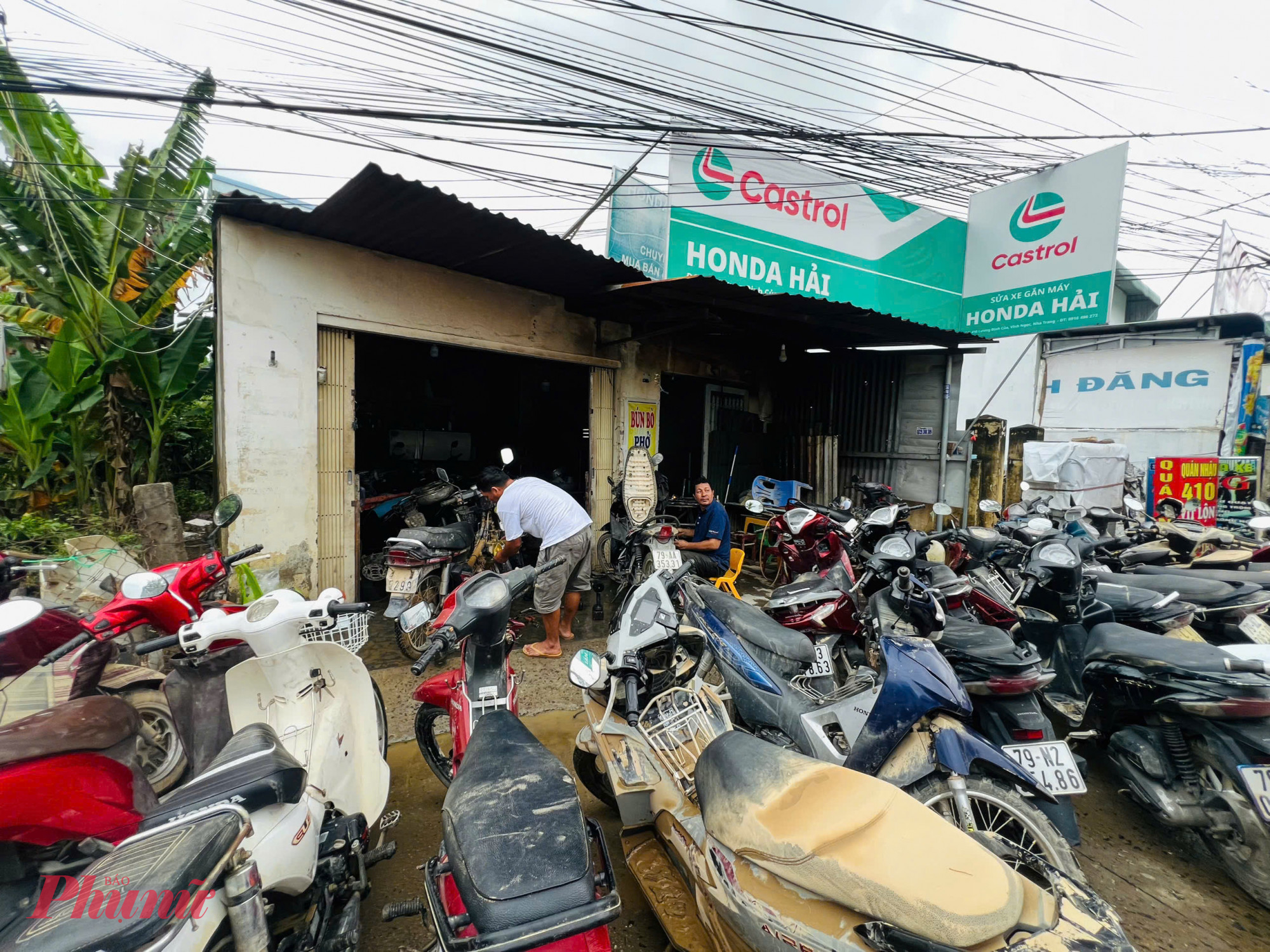 Tiệm sửa xe tại tuyến đường Lương Định Của chật kín xe sửa từ sáng sớm - Ảnh: Trần Hằng