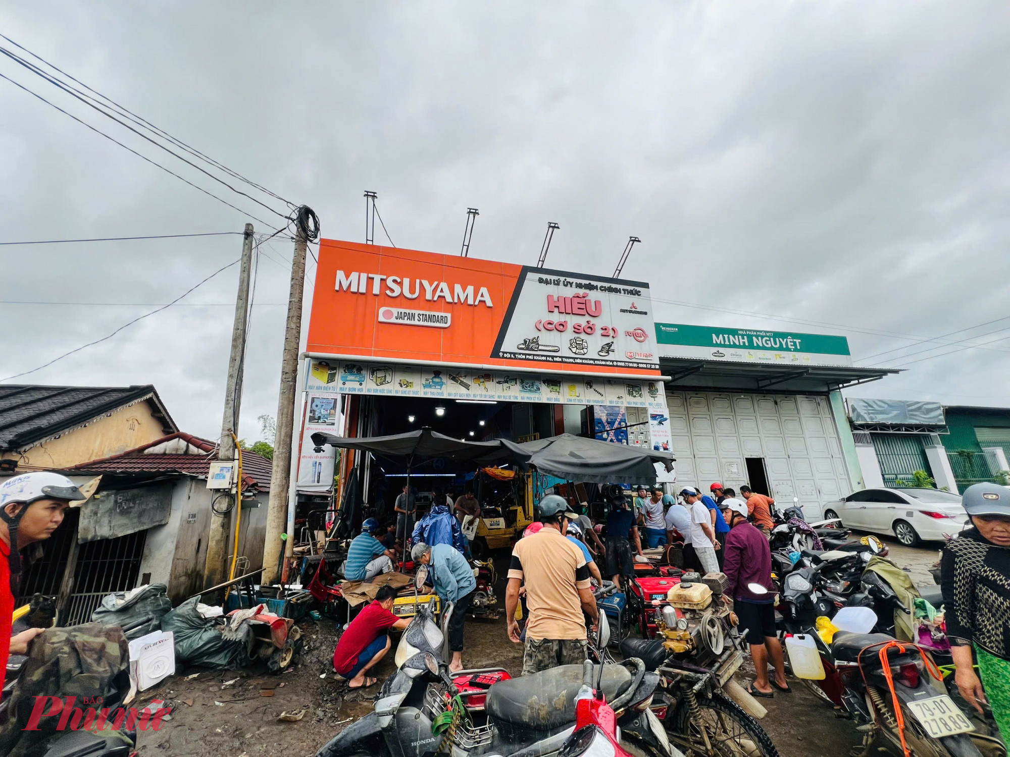 Tại Diên Khánh nguời dân xếp hàng sửa chữa phương tiện để kịp trở lại công việc - Ảnh: Trần Hằng