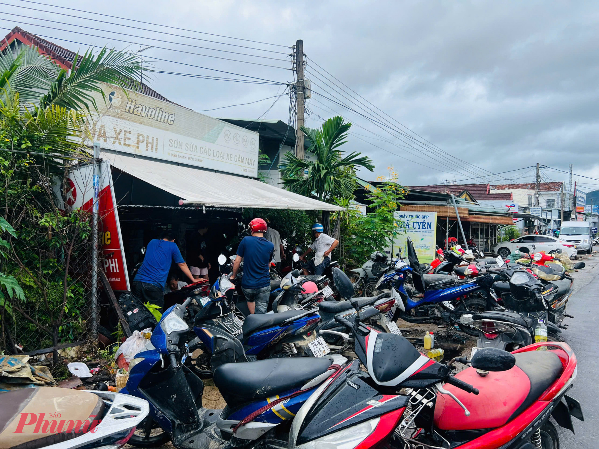 Các tiệm sửa xe đều quá tải, người dân loay hoay tìm cách sửa chữa - Ảnh: Trần Hằng