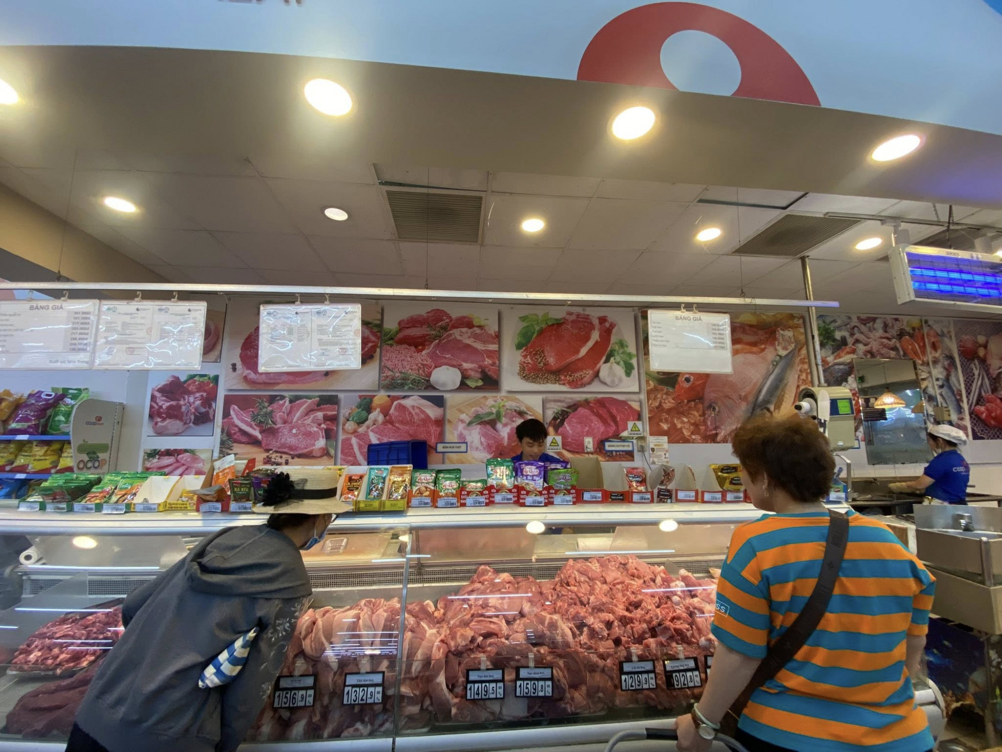 Khách mua sắm từ sớm, nhiều người còn bảo nhau lấy vừa đủ để người đến sau cũng mua được.