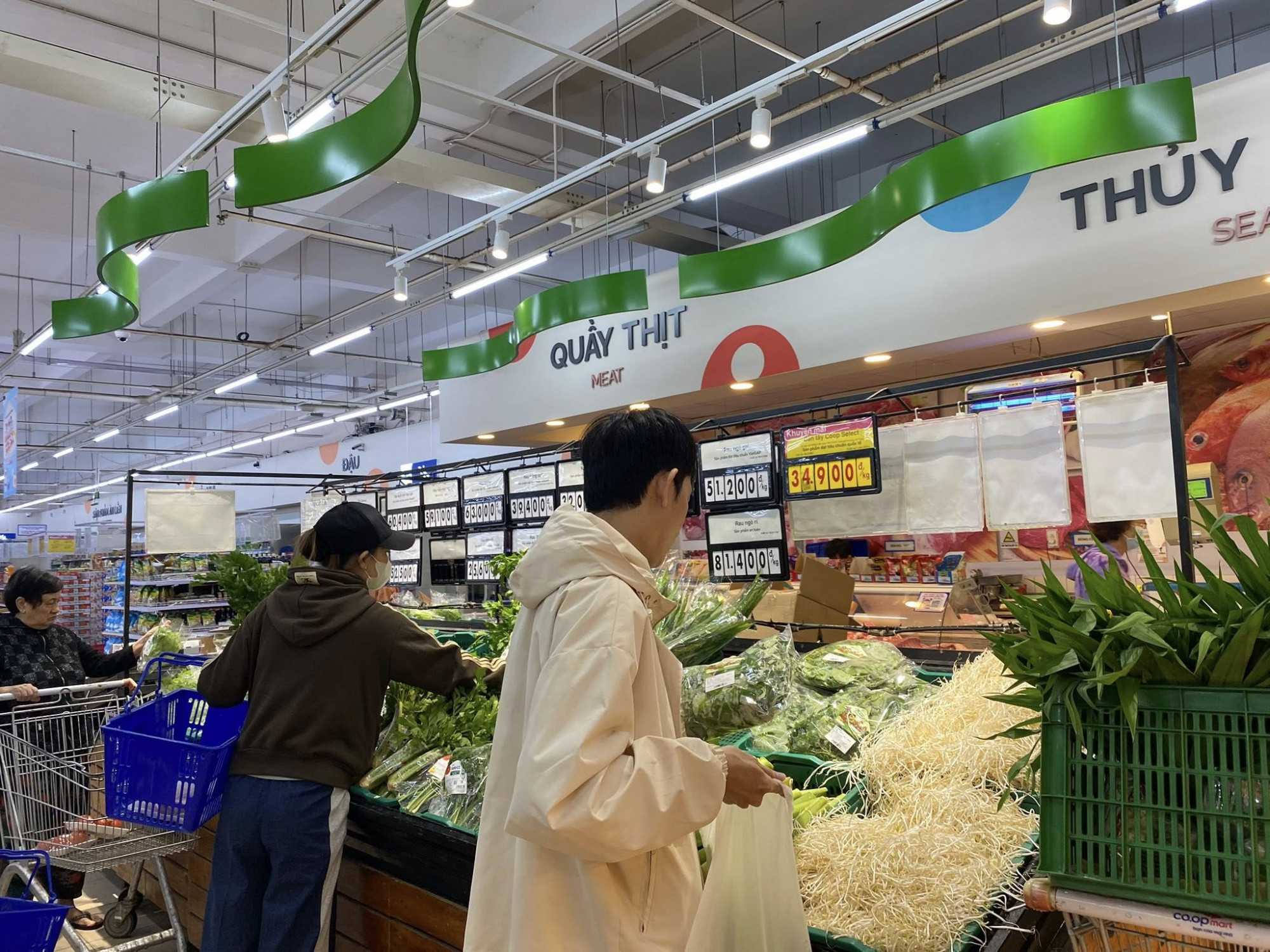 Người dân Nha Trang ghé siêu thị Co.opmart Nha Trang từ sớm để mua rau củ - Ảnh: H.H