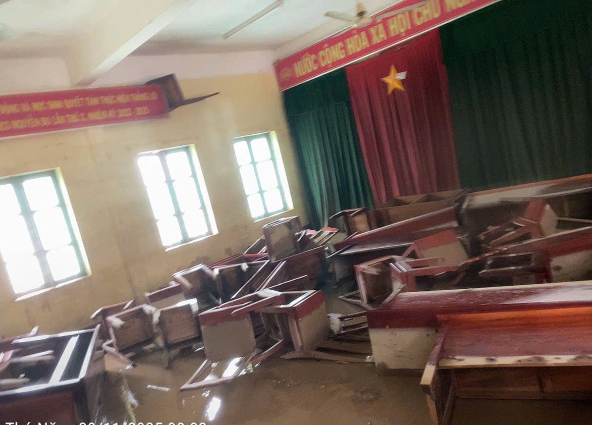 Trường học ở xã Xuân Phước ngập ngụa bùn đất- Ảnh: Lưu Minh Tâm