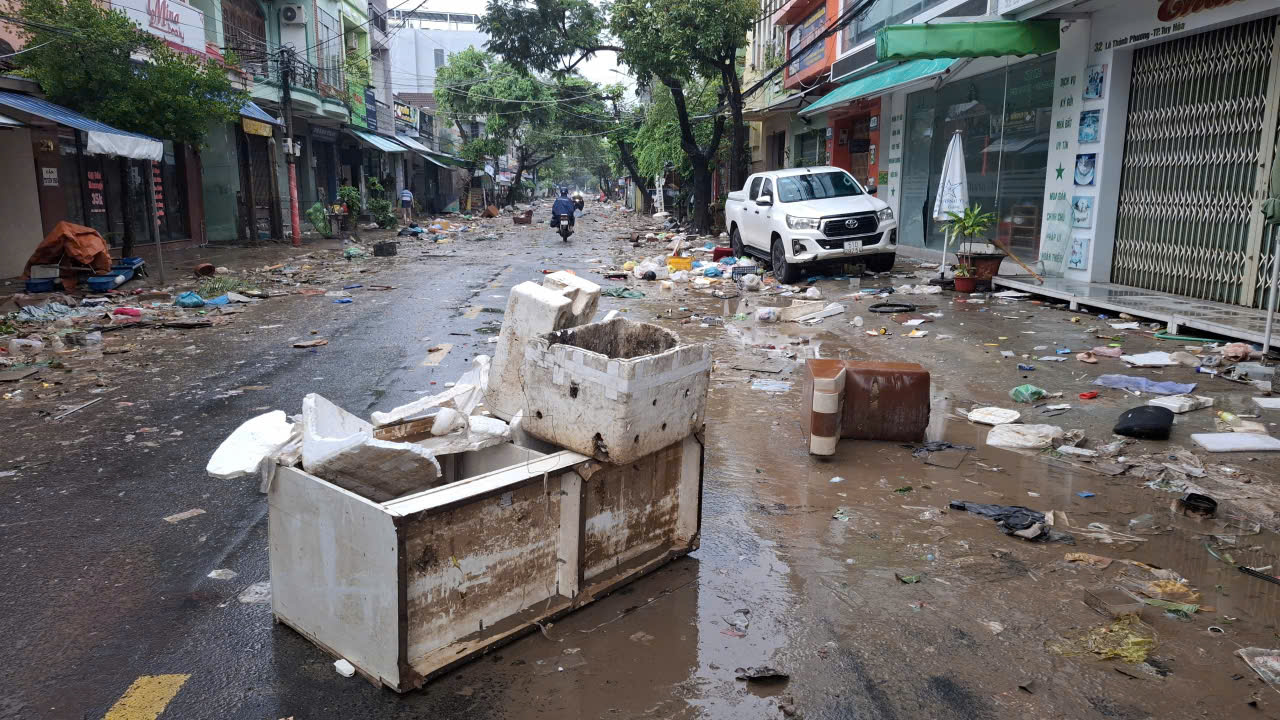 Rác ngập đường Lê Thành Phương, phường Tuy Hòa- Ảnh: Mạnh Hoài Nam