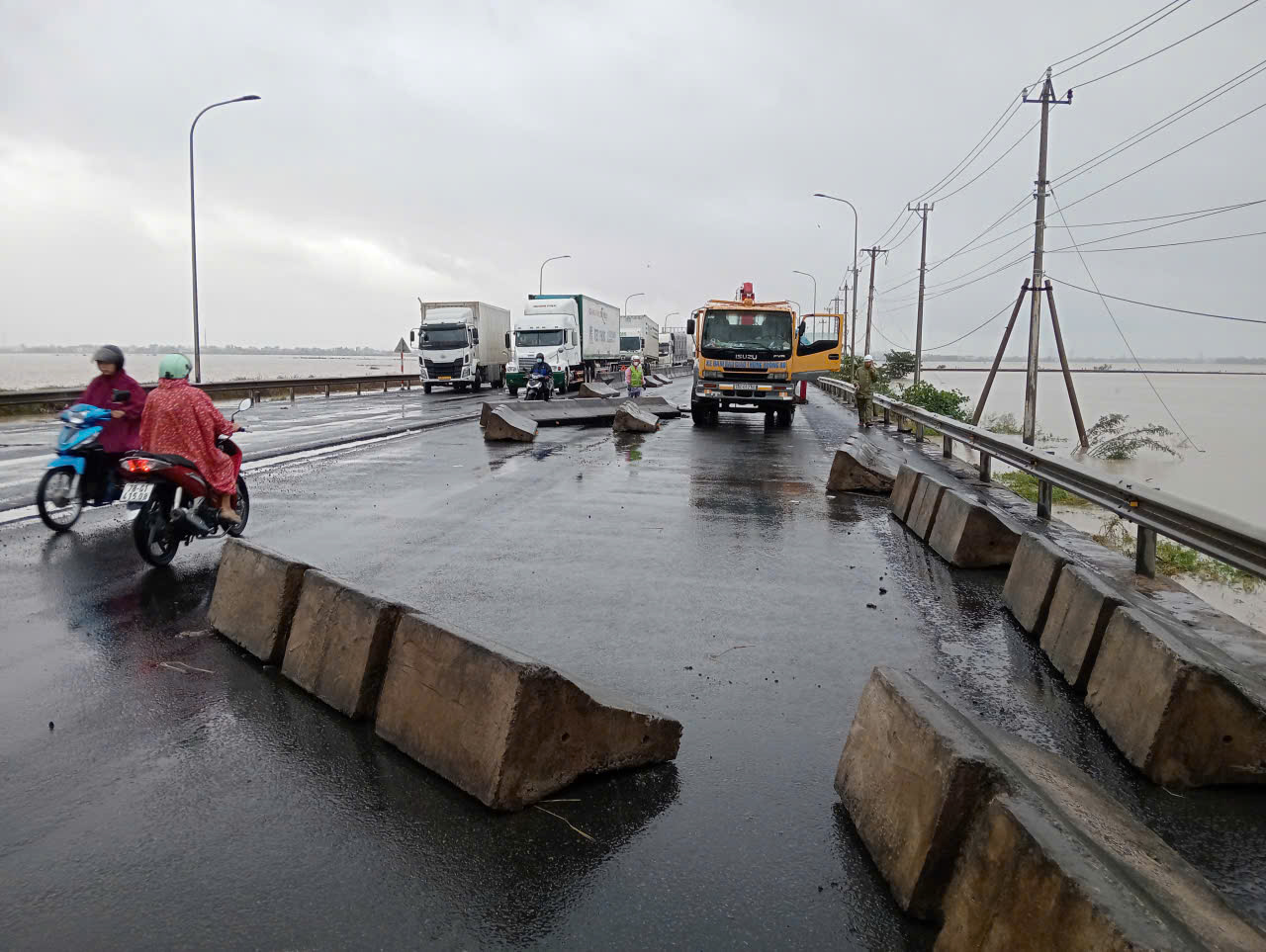 Đến trưa 22/11, nước lũ đã rút nhưng Quốc lộ 1 qua Phú Yên cũ (phía Đông tỉnh Đắk Lắk) vẫn còn tê liệt- Ảnh: LVH