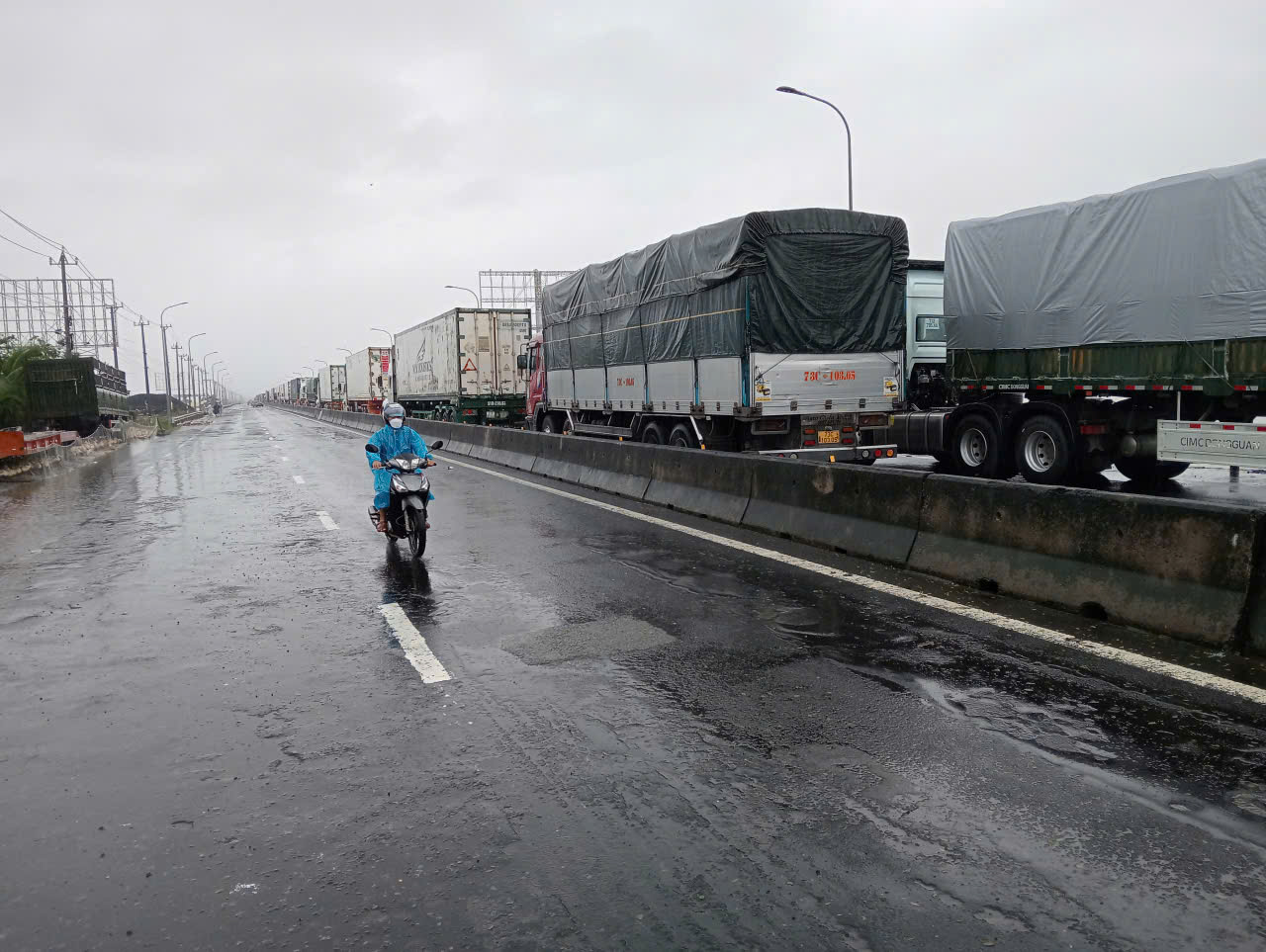 Hàng trăm, hàng ngàn xe ô tô nối đuôi nhau không nhúc nhích- Ảnh: LVH
