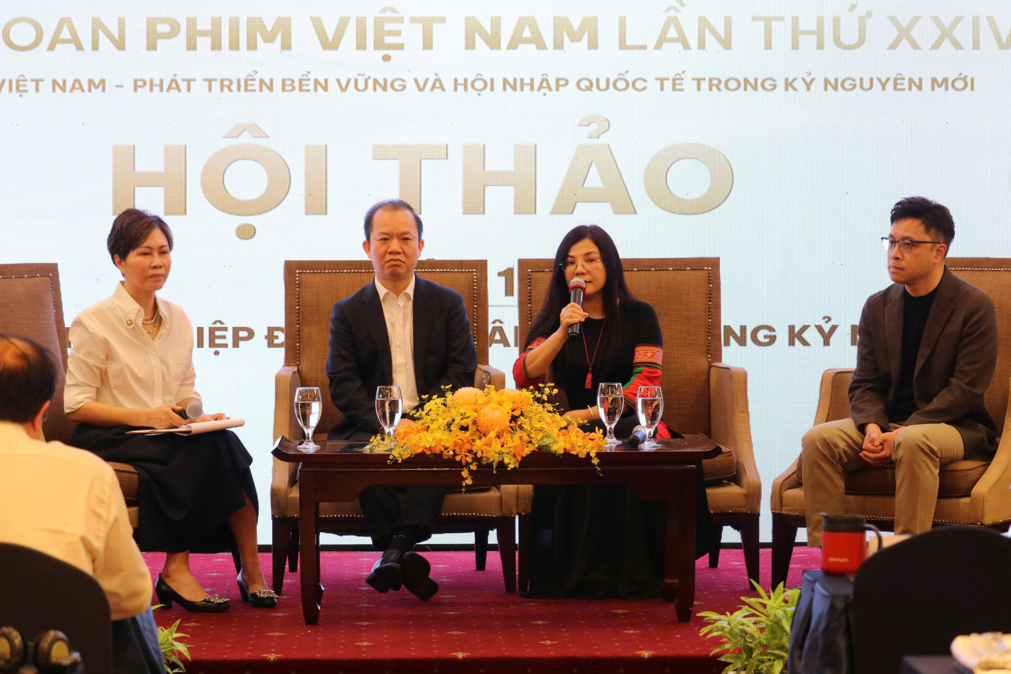 (Từ trái qua) Bà Đinh Thanh Hương, PGS-TS Bùi Hoài Sơn, TS Trần Thị Phương Lan, đạo diễn Victor Vũ (Ảnh: Phương Nhã)