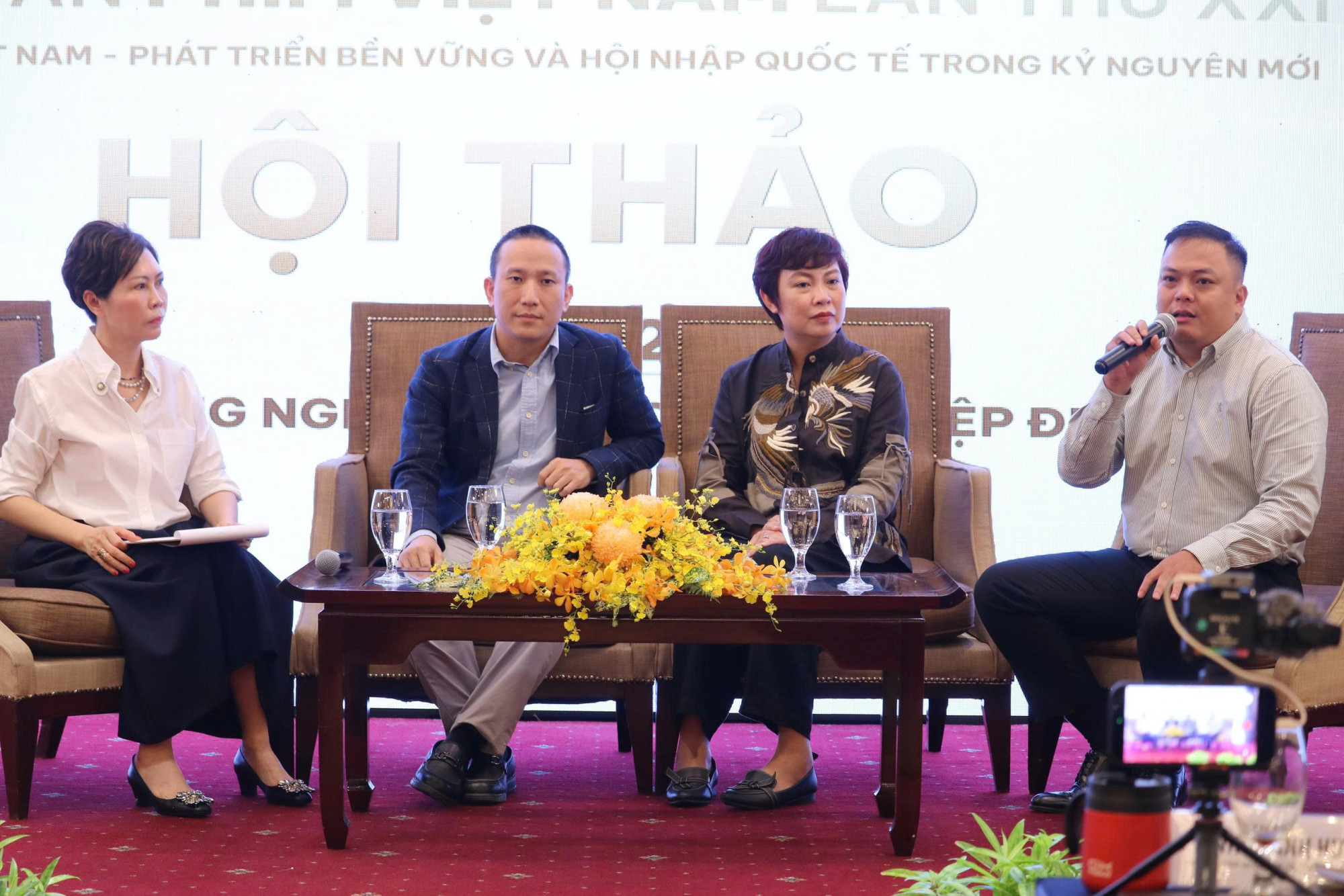 (Từ trái qua) Bà Đinh Thanh Hương, ông Tạ Minh Hoàng, đạo diễn Đặng Thái Huyền và ông Hàng Minh Lợi