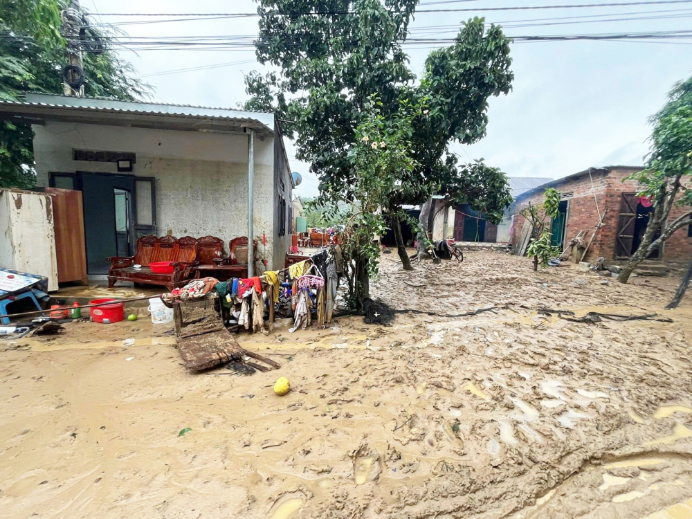 Căn nhà ở xã Diên Khánh, tỉnh Khánh Hòa trơ trọi giữa nền đất bùn, đồ đạc ngổn ngang sau lũ - ẢNH: TRẦN HẰNG