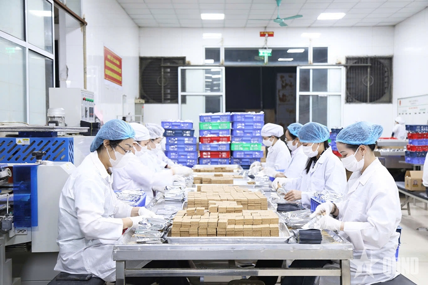 Người lao động Công ty Cổ phần 22 xuyên đêm sản xuất lương khô. 