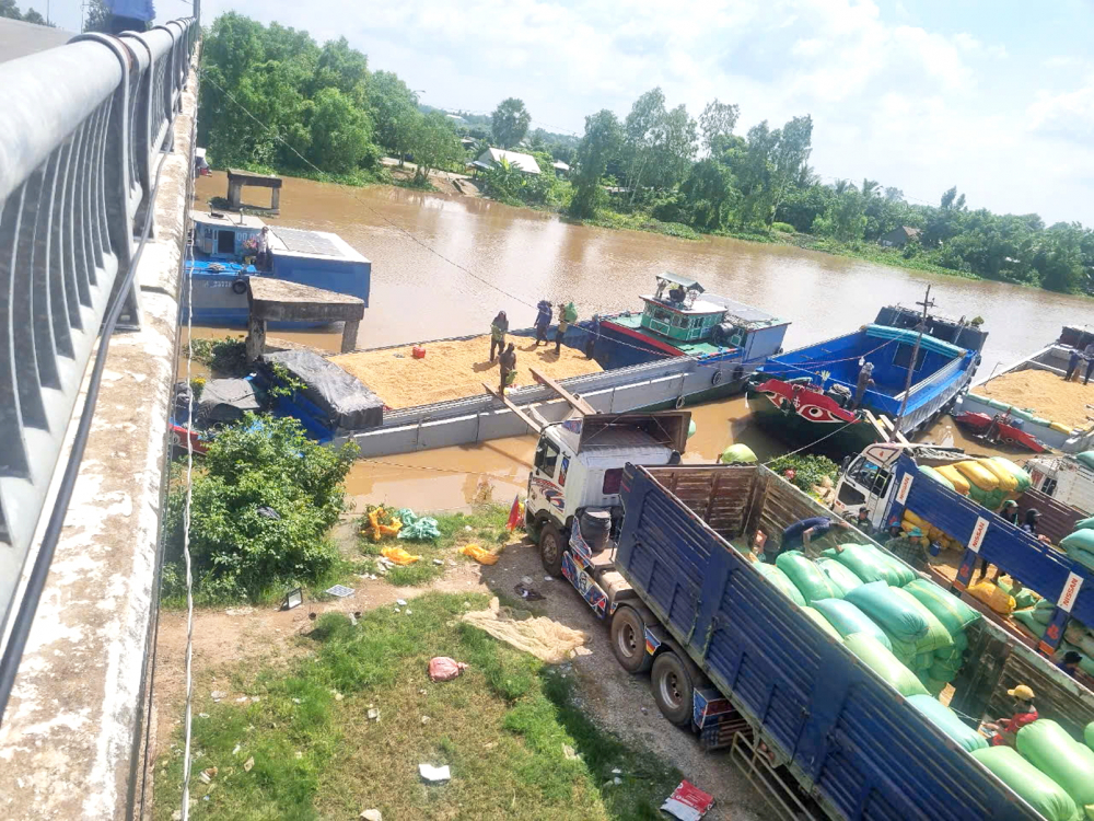 Vào tháng 11/2024, cũng trên địa bàn Giang Thành xuất hiện tình trạng lập khu vực bốc xếp lúa quy mô lớn ngay dưới chân cầu gần cửa khẩu Giang Thành, mất an toàn giao thông và sai quy định