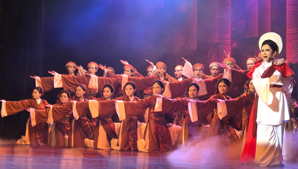 Dàn đồng ca tạo sức hút đặc biệt cho Hồn thơ ngọc - ẢNH: NGỌC TUYẾT