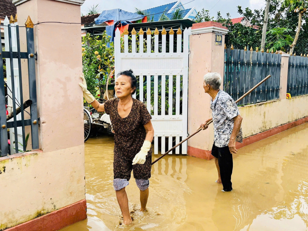 2 vợ chồng lớn tuổi ở xã Diên Thọ, tỉnh Khánh Hòa dọn dẹp nhà sau lũ ẢNH: TRẦN HẰNG