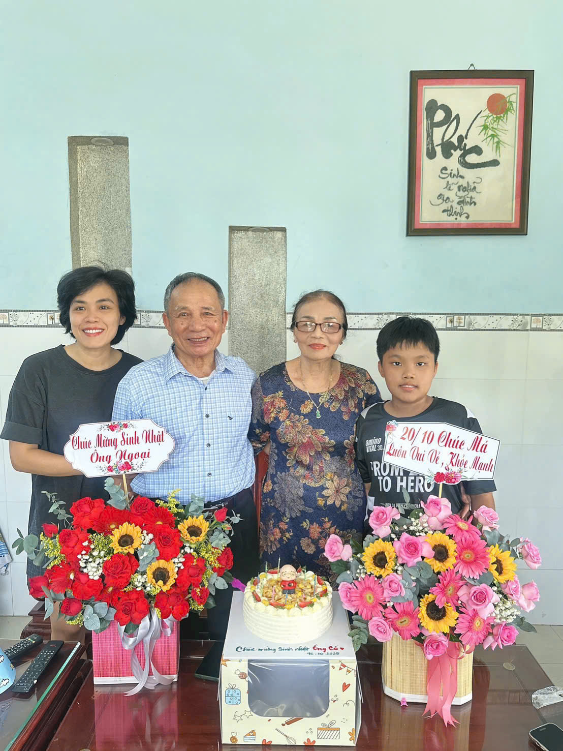 Ba mẹ tôi vui vầy bên con cháu (ảnh nhân vật cung cấp)