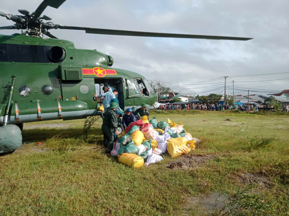máy bay Mi-17 của Trung đoàn 930 tại sân bay Phù Cát đã cất cánh, cùng với 1,5 tấn lương thực thực phẩm và các nhu yếu phẩm 