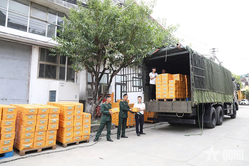 Vận chuyển kịp thời lương khô thứ hai hỗ trợ nhân dân