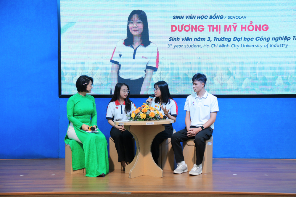 Các sinh viên tiêu biểu giao lưu tại chương trình - Ảnh: BTC