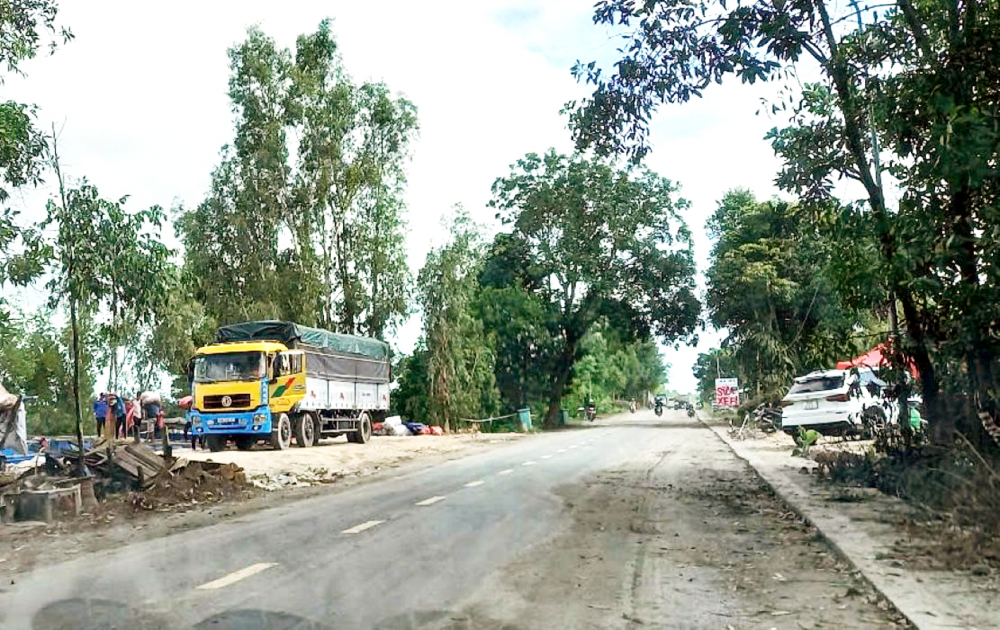 Hợp tác xã Thủy Mộc tự ý lập bến bãi bốc xếp lúa cạnh Quốc lộ N1, thuộc xã Giang Thành, tỉnh An Giang, sai quy định