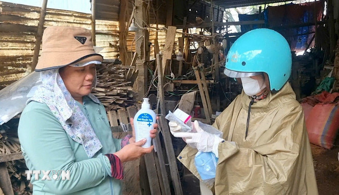 Cán bộ y tế cơ sở của tỉnh Gia Lai cấp phát thuốc phòng bệnh cho người dân xã Tuy Phước. (Ảnh: Quang Thái/TTXVN)