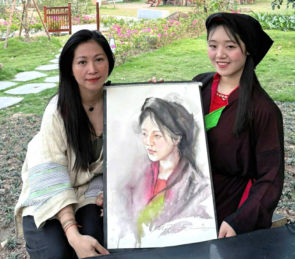 Họa sĩ Nguyễn Thu Hà và nguyên mẫu chân dung của mình - Ảnh: NVCC